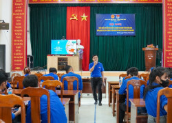 Thanh niên xã Tam Lộc tuyên truyền xuất khẩu lao động và chuyển đổi số cho đoàn viên thanh niên trên địa bàn xã