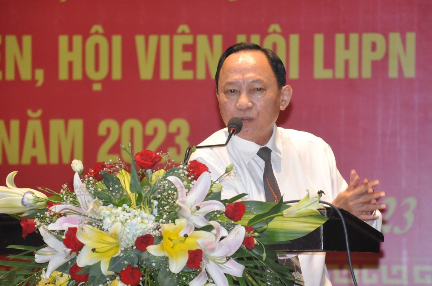 Ông Vũ Văn Thẩm - Bí thư Huyện ủy Phú Ninh trao đổi các nội dung tại cuộc đối thoại. Ảnh: N.Đ