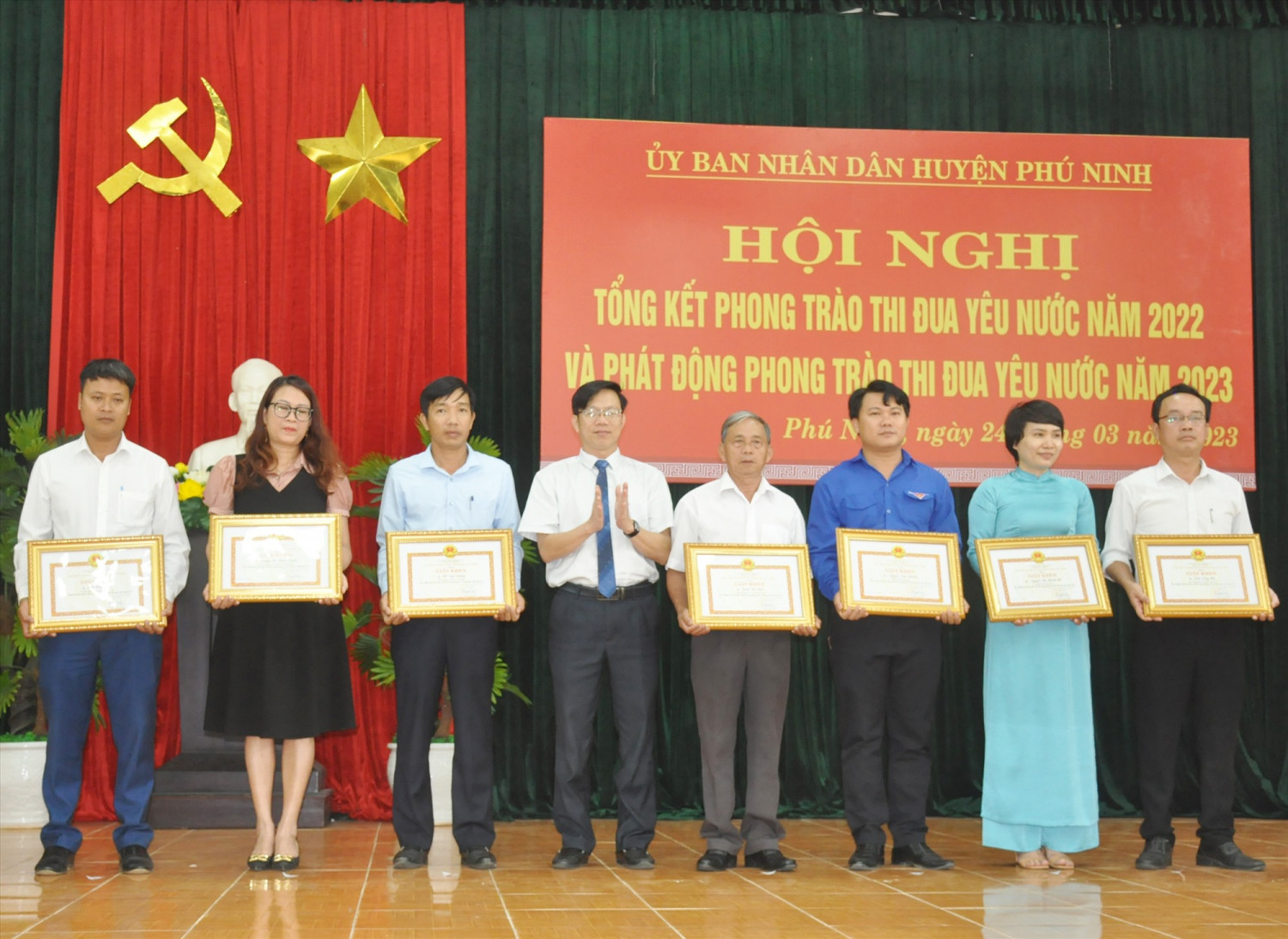 Lãnh đạo UBND huyện Phú Ninh trao tặng Giấy khen của UBND huyện cho các tập thể có thành tích xuất sắc trong phào thi đua yêu nước năm 2022. Ảnh: N.Đ