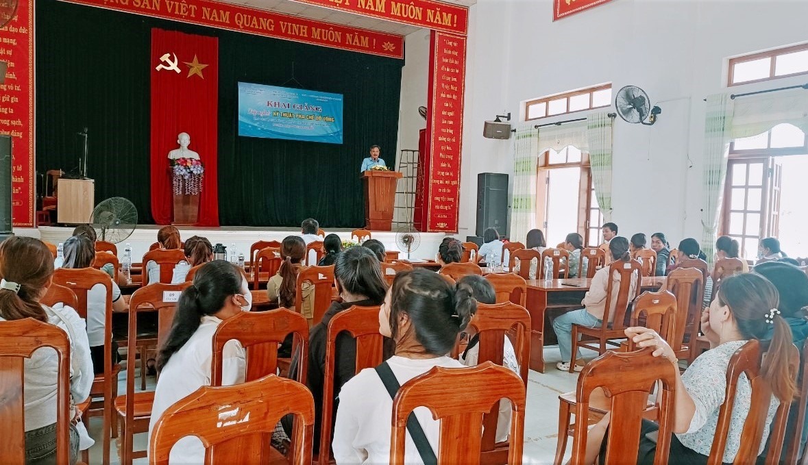 Khai giảng lớp dạy nghề pha chế tại xã Tam Lộc. Ảnh: A.B