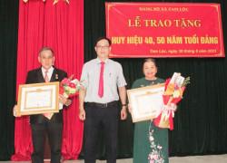 Đảng bộ xã Tam Lộc tổ chức Lễ trao tặng huy hiệu 40 và 50 năm tuổi Đảng